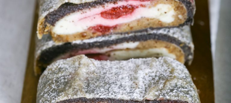 Štrúdľa s plnkou z maku, tvarohu, orechov a višní