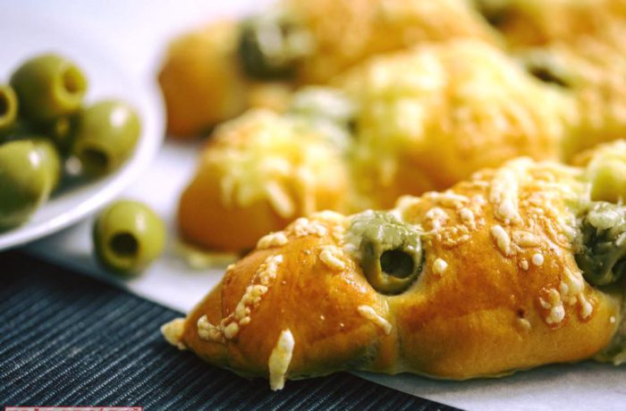 Syrový rožok s olivami a slaninkou