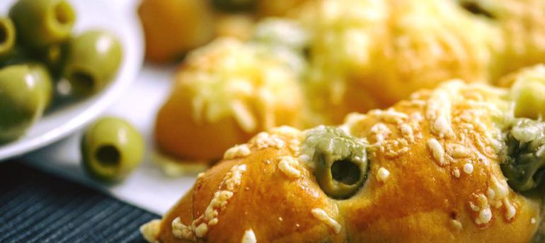 Syrový rožok s olivami a slaninkou